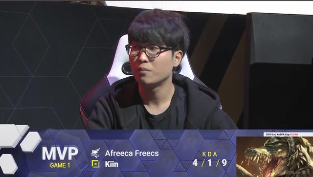 篮球湖人球迷为球队准备应援物